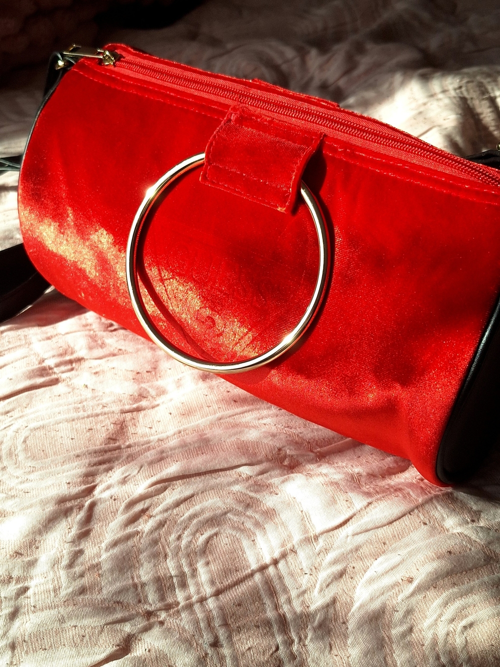 Red Velvet Ring-Detail Women’s Crossbody Bag With Gold Hoops GUESS